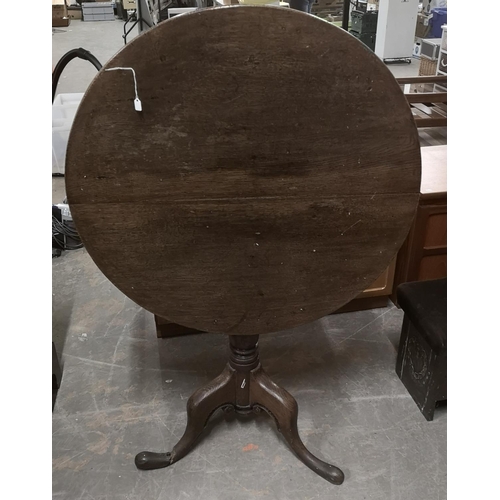 283 - 77 cm diameter round pedestal tea table