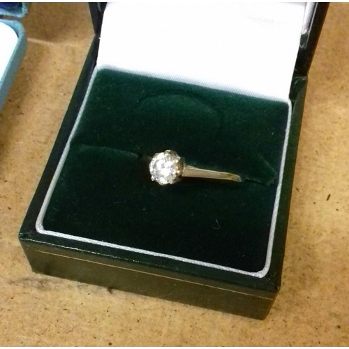 521 - 9 ct gold hallmarked solitaire ring size Q