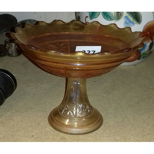 227 - 17.5 cm tall peach lustre depression glass pedestal bowl