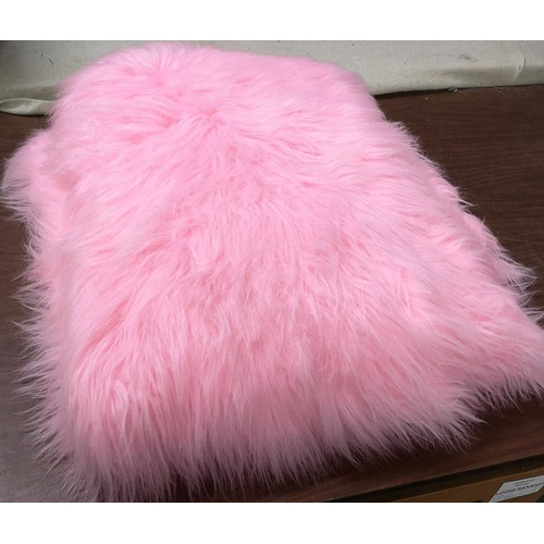 270 - Approx 200 x 160 cm pink fluffy material throw