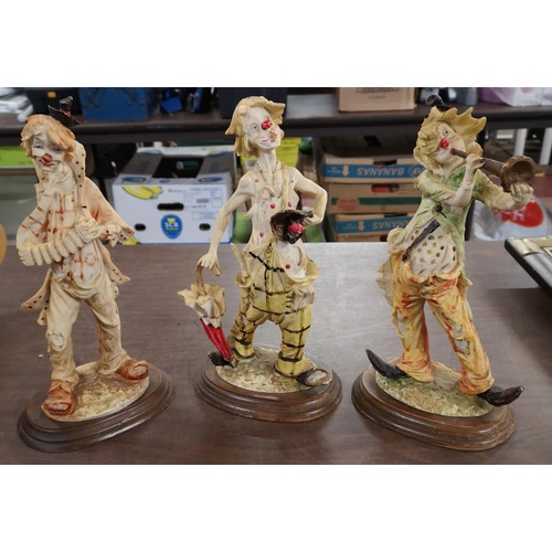 134 - Set of 3 x composite 31 cm tall clown band figures on wooden bases