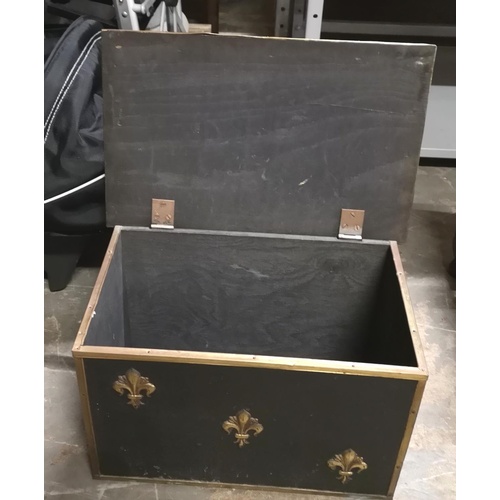 502 - 43 x 27.5 x 26 cm tall metal edge and faux leather covered box with fleur de lys decor