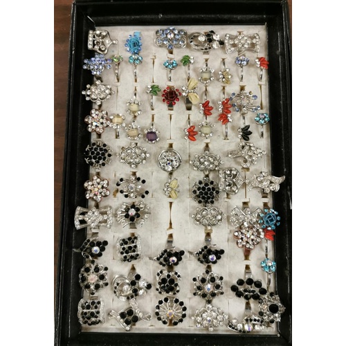 65 - Tray of assorted jewelled and bling fashion rings