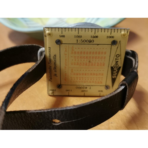 37 - Approx 5 x 5 cm vintage Suunto Helsinki compass with wrist strap