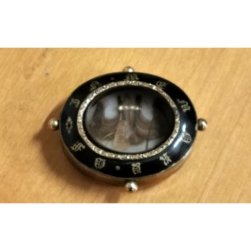 44 - 5 x 4 cm pinchbeck and lacquer mourning pendant with locks of hair. Weld on rear and section with ha... 