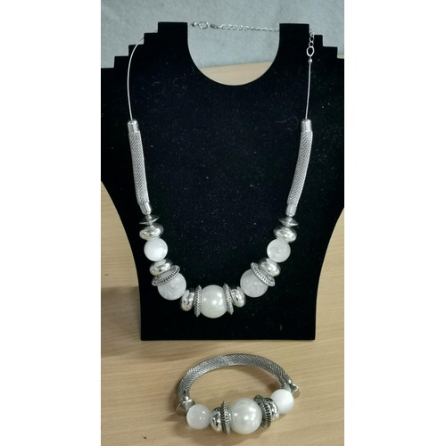 66 - Costume jewellery necklace and bracelet set