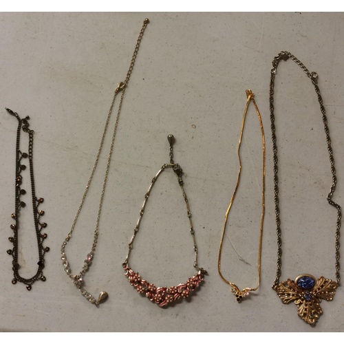 81 - 5 x assorted costume jewellery necklaces