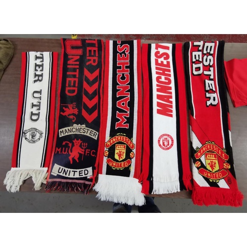 19 - Bundle of 5 x unofficial Manchester United scarves