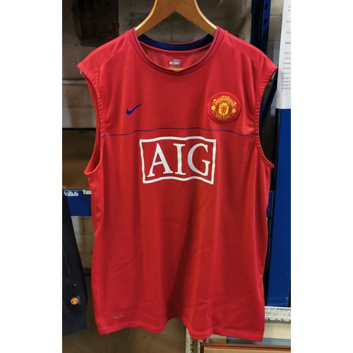 108 - Nike Manchester United training vest top size XXL