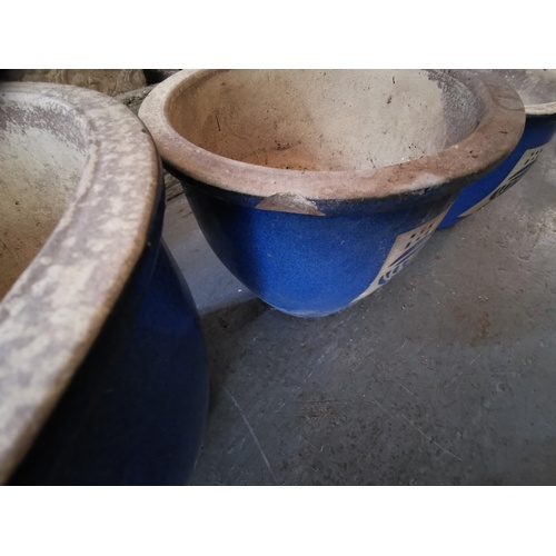 104 - Graduated set of 4 x stoneware plant pots, largest being 32 cm tall and 37 cm diameter - 3rd size do... 