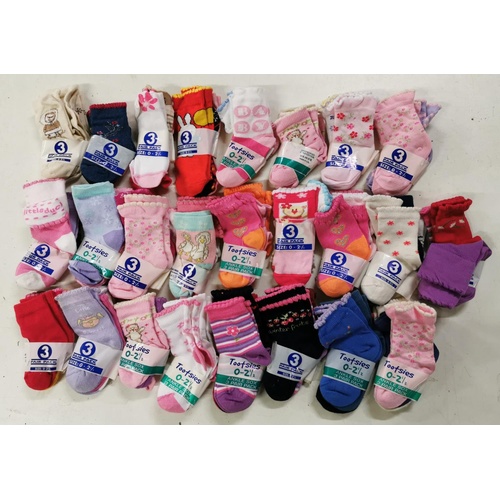 93 - 25 x triple packs of new baby girl pattern socks size 0-2 1/2