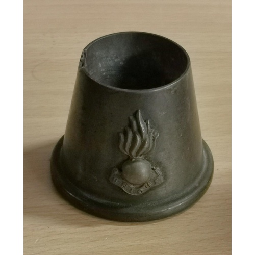 102 - 5 cm tall trench art pot/ashtray with Royal Artillery badge