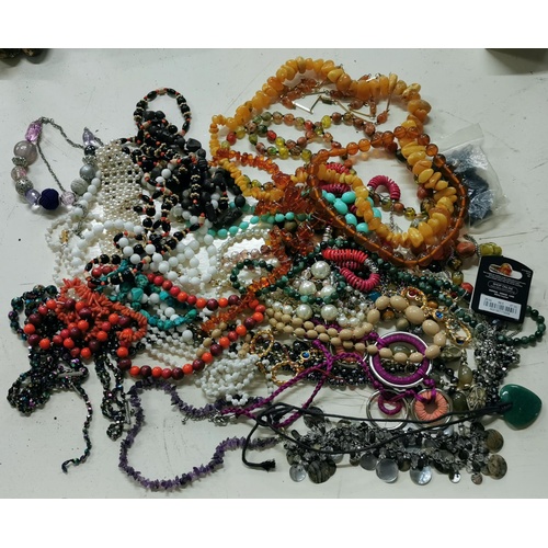 110 - Large job lot of assorted costume and fashion jewellery necklaces
