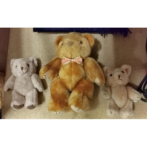 11 - 3 x articulated teddy bears, largest 20 cm