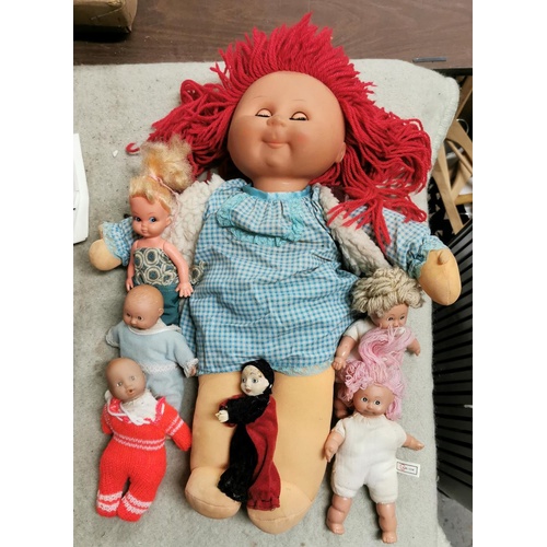 36 - Bundle of assorted vintage dolls