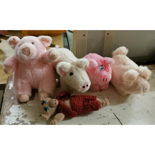 52 - Bundle of 4 x soft plush pigs and 1 x vintage hand knit wool pig