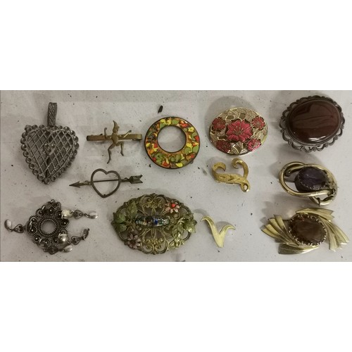 265 - 12 x assorted dress brooches