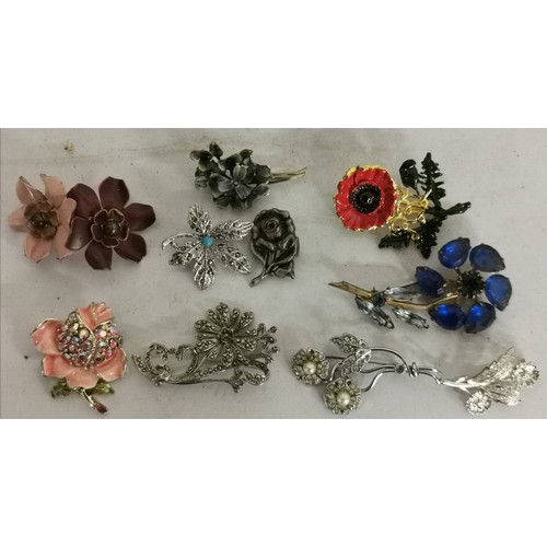 267 - 9 x assorted vintage and modern flower shaped dress brooches