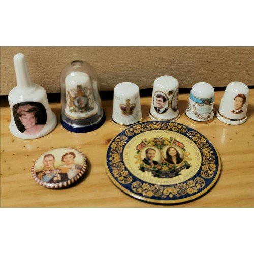 75 - Bundle of assorted Royal commemorative thimbles plus fridge magnet, pin badge and miniature bell