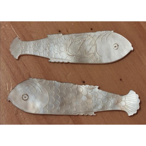 88 - Pair of 5.5 cm long vintage mother of pearl fish gaming counters