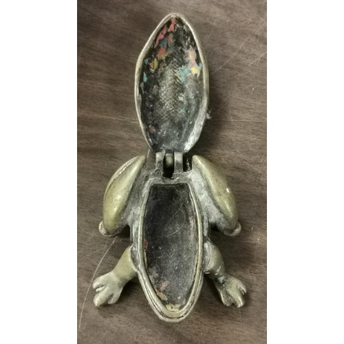 157 - Approx 8 cm long heavy brass frog shaped trinket box/ash tray