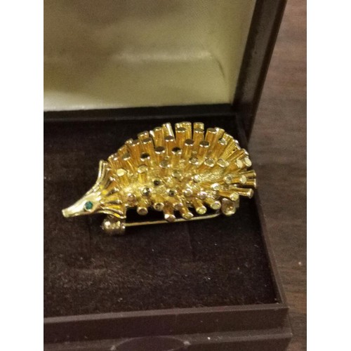 160 - Approx 3.5 cm long gold tone hedgehog brooch