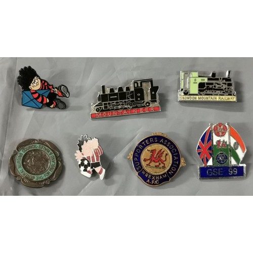 164 - 7 x assorted vintage pin badges