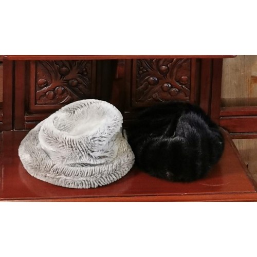 53 - Bundle of assorted vintage and retro ladies hats