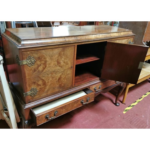 189 - Approx 146 x 50 x 113 cm tall Burr walnut Queen Anne style sideboard