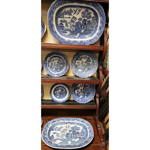 222 - Bundle of assorted factory, old blue and white old willow pattern tableware in varying condition