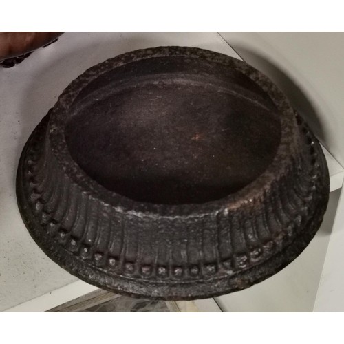 282 - 21 cm diameter cast iron base