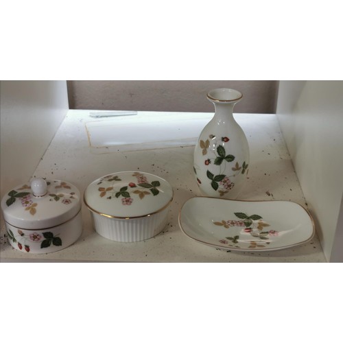 291 - 4 x Wedgwood items - wild strawberries - 2 x lidded pots, pin dish & posy vase