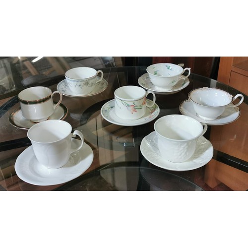 393 - 7 x assorted cups and saucers