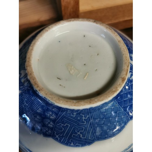 621 - 10.5 cm tall blue and white Oriental ceramic bowl