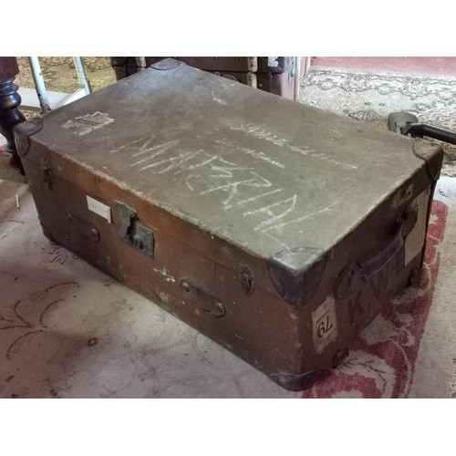 655 - 51 x 84 x 31 cm vintage travel trunk with leather corner protectors monogrammed KWE with assorted la... 