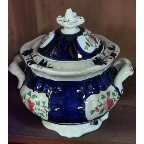 711 - 16 cm tall Victorian Gaudy Welsh lidded pot