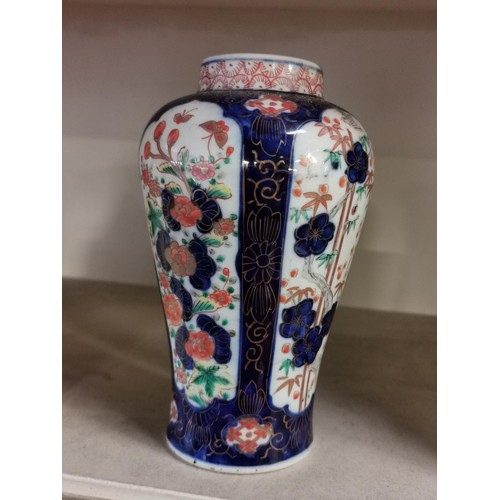 683a - 19 cm tall Imari pattern vase