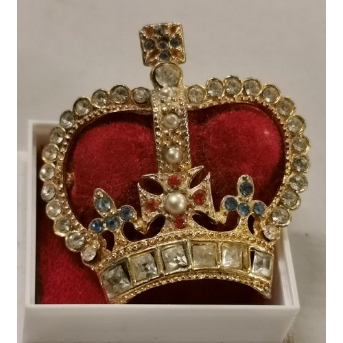 93 - Approx 4 cm wide and tall jewelled gold tone crown brooch