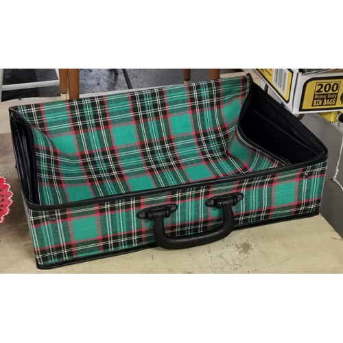 110 - Vintage 29 x 46 x 11 cm tartan zip top case