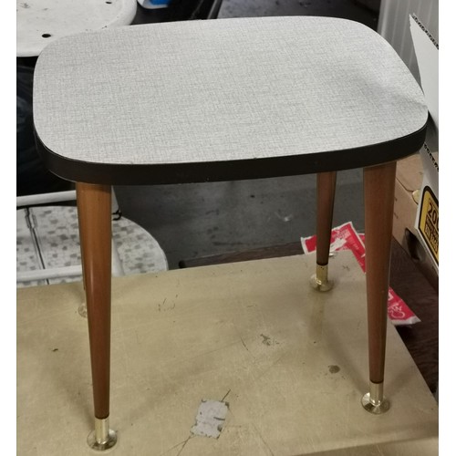 111 - Retro 33.5 cm tall side table