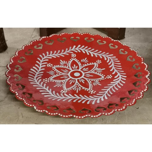 113 - 26.5 cm diameter metal folk art style cake plate