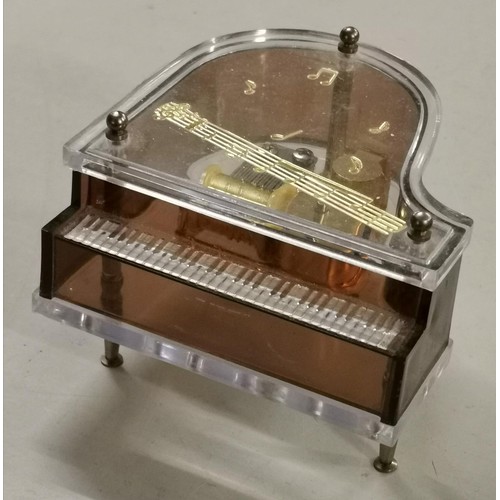 115 - Retro grand piano shaped music box - working