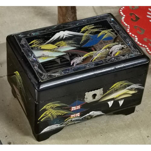 116 - Vintage lacquered Oriental scene musical jewellery box, working with key