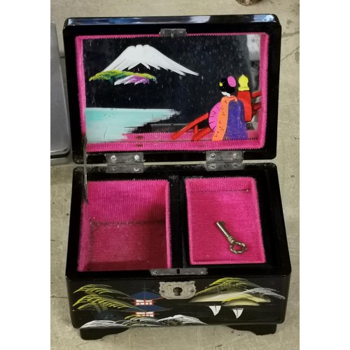 116 - Vintage lacquered Oriental scene musical jewellery box, working with key