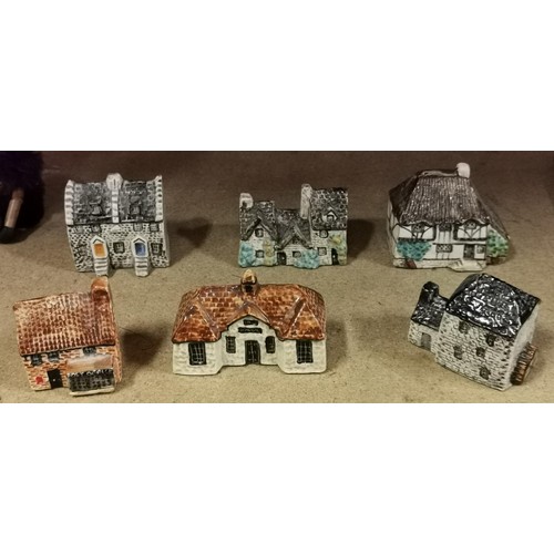 225 - 6 x assorted Tey Pottery studio art cottages