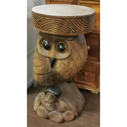 249 - 51 cm tall carved hard wood owl shaped stand
