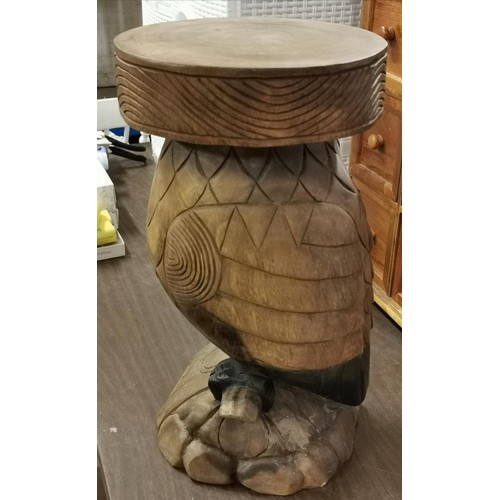249 - 51 cm tall carved hard wood owl shaped stand