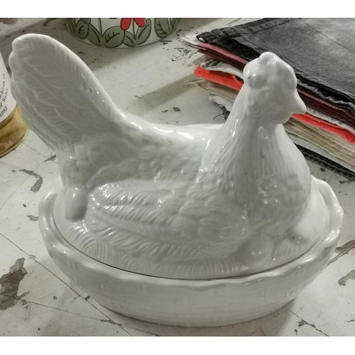132 - Vintage 4774 stamped white chicken basket egg holder