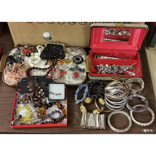 169 - Nice bundle of vintage costume and fashion jewellery etc.