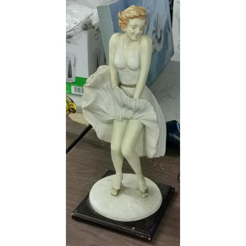 15 - 42 cm tall retro composite Marilyn Monroe figure in iconic pose, break to both ankles